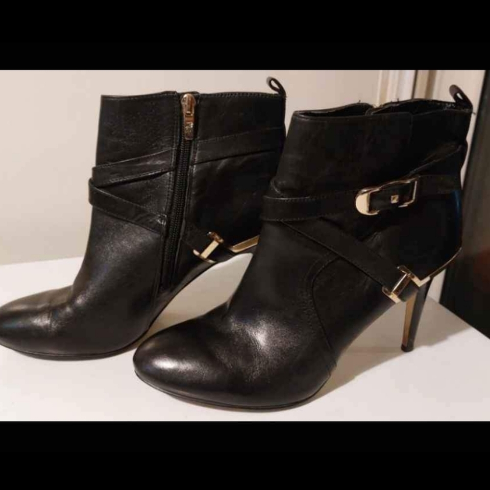 MARC FISHER- BLACK ANKLE BOOTIES